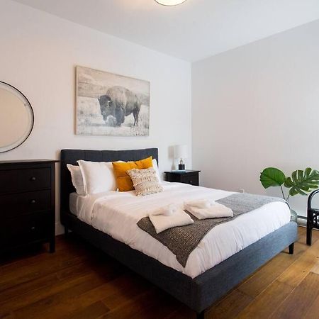 Sleek Condo In The Heart Of Little Italy By Den Stays มอนทรีอัล ภายนอก รูปภาพ