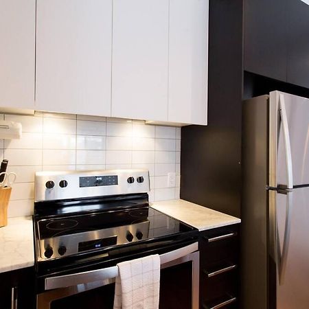 Sleek Condo In The Heart Of Little Italy By Den Stays มอนทรีอัล ภายนอก รูปภาพ