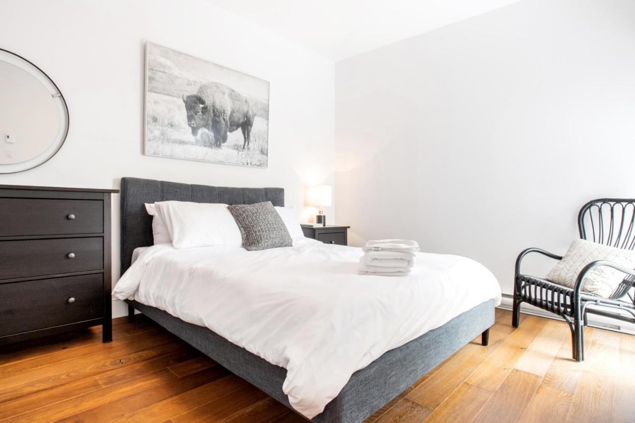 Sleek Condo In The Heart Of Little Italy By Den Stays มอนทรีอัล ห้อง รูปภาพ