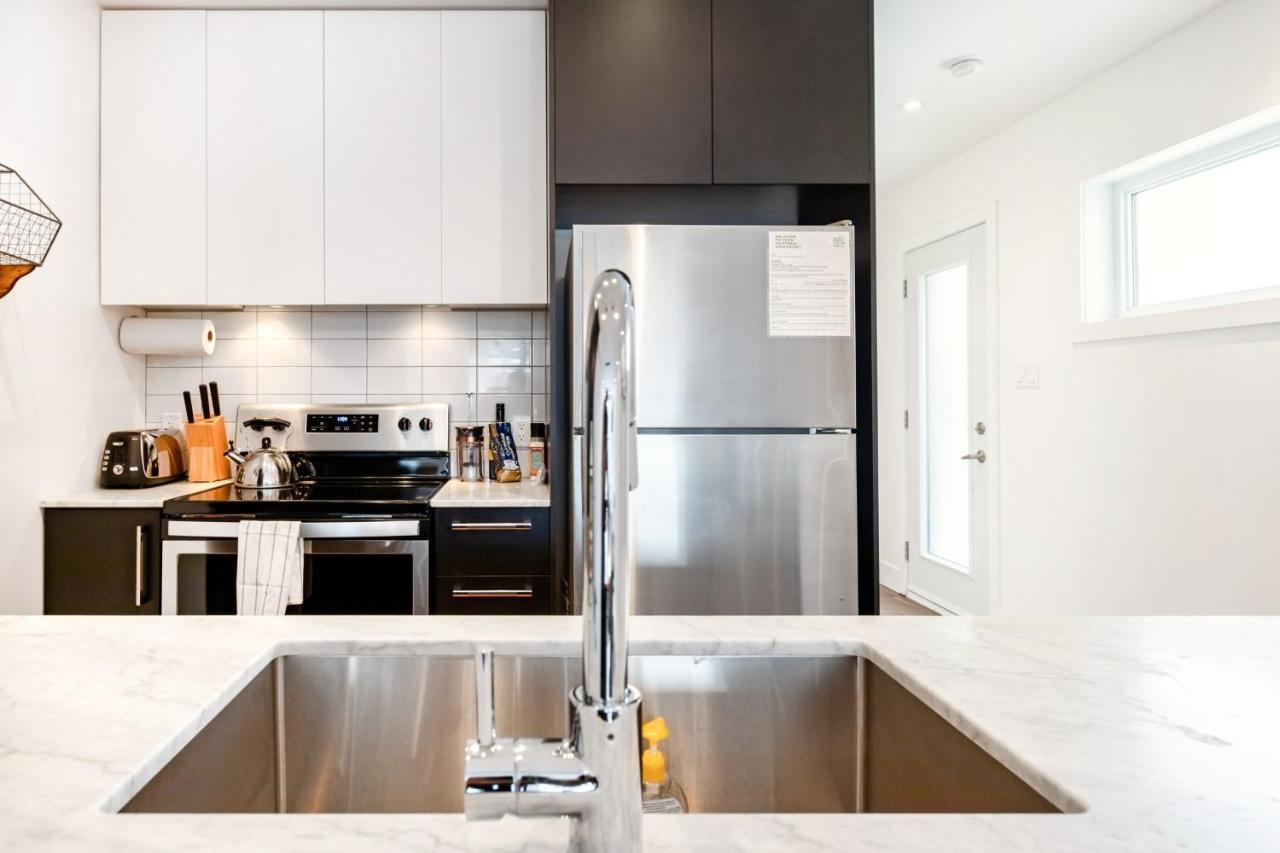 Sleek Condo In The Heart Of Little Italy By Den Stays มอนทรีอัล ห้อง รูปภาพ
