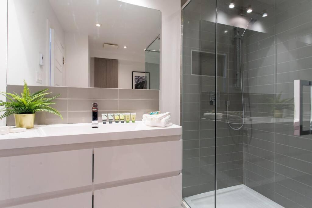 Sleek Condo In The Heart Of Little Italy By Den Stays มอนทรีอัล ภายนอก รูปภาพ