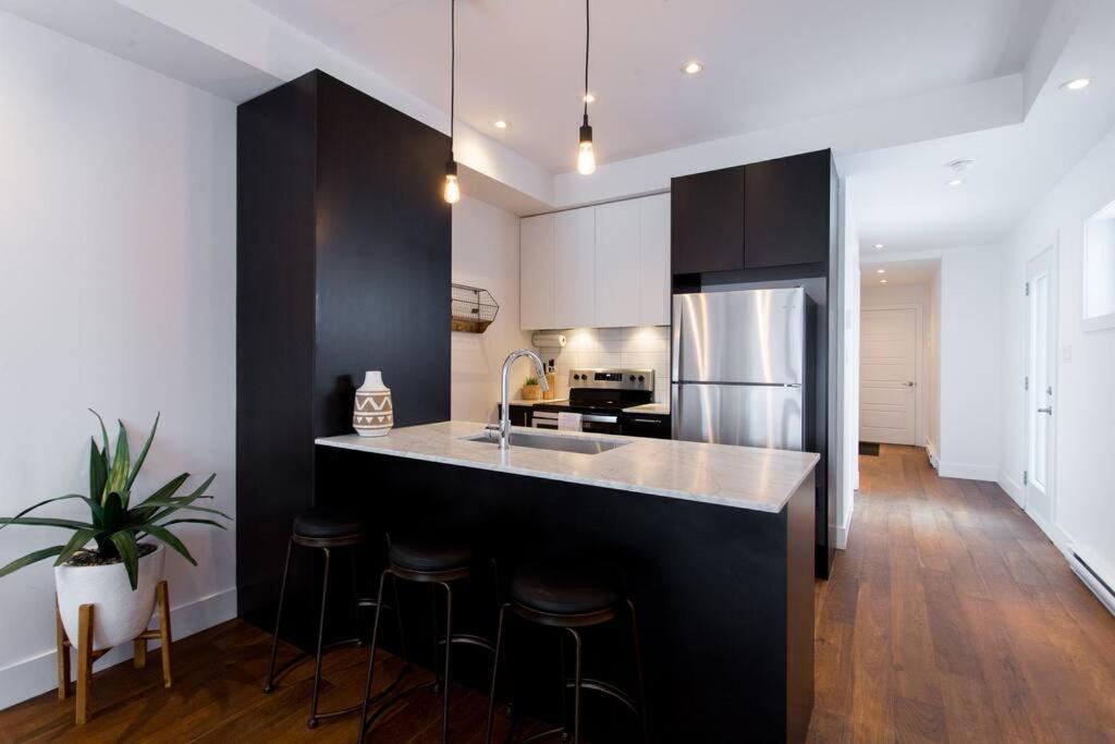 Sleek Condo In The Heart Of Little Italy By Den Stays มอนทรีอัล ภายนอก รูปภาพ