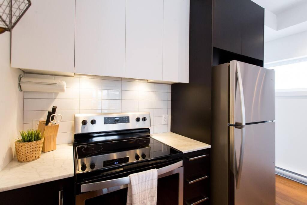 Sleek Condo In The Heart Of Little Italy By Den Stays มอนทรีอัล ภายนอก รูปภาพ