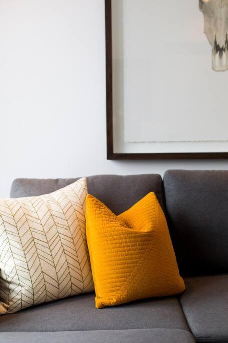 Sleek Condo In The Heart Of Little Italy By Den Stays มอนทรีอัล ภายนอก รูปภาพ