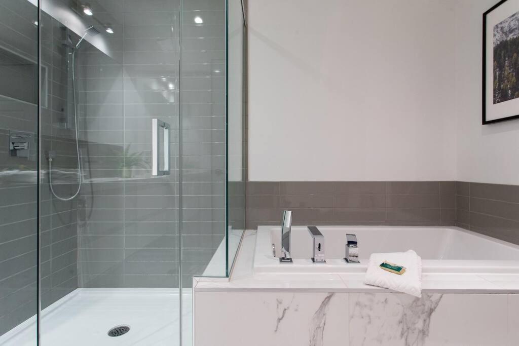 Sleek Condo In The Heart Of Little Italy By Den Stays มอนทรีอัล ภายนอก รูปภาพ
