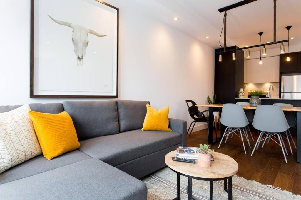 Sleek Condo In The Heart Of Little Italy By Den Stays มอนทรีอัล ภายนอก รูปภาพ