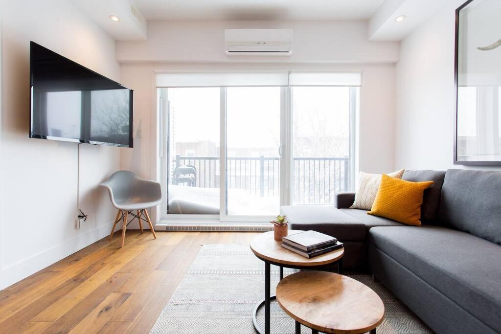 Sleek Condo In The Heart Of Little Italy By Den Stays มอนทรีอัล ภายนอก รูปภาพ