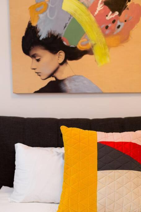 Sleek Condo In The Heart Of Little Italy By Den Stays มอนทรีอัล ภายนอก รูปภาพ