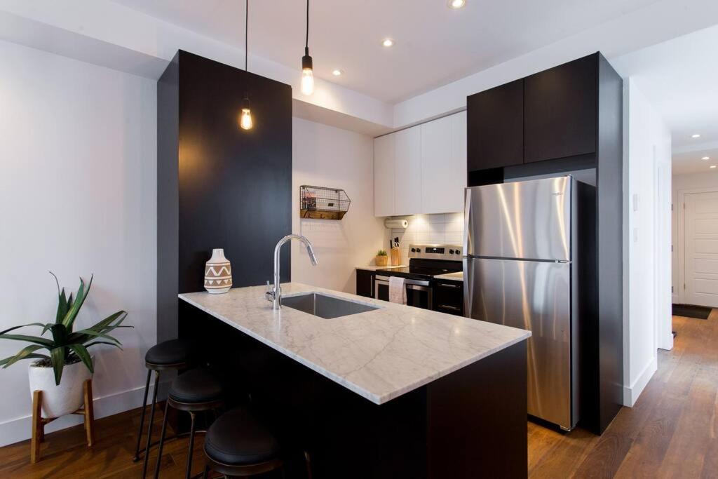 Sleek Condo In The Heart Of Little Italy By Den Stays มอนทรีอัล ภายนอก รูปภาพ