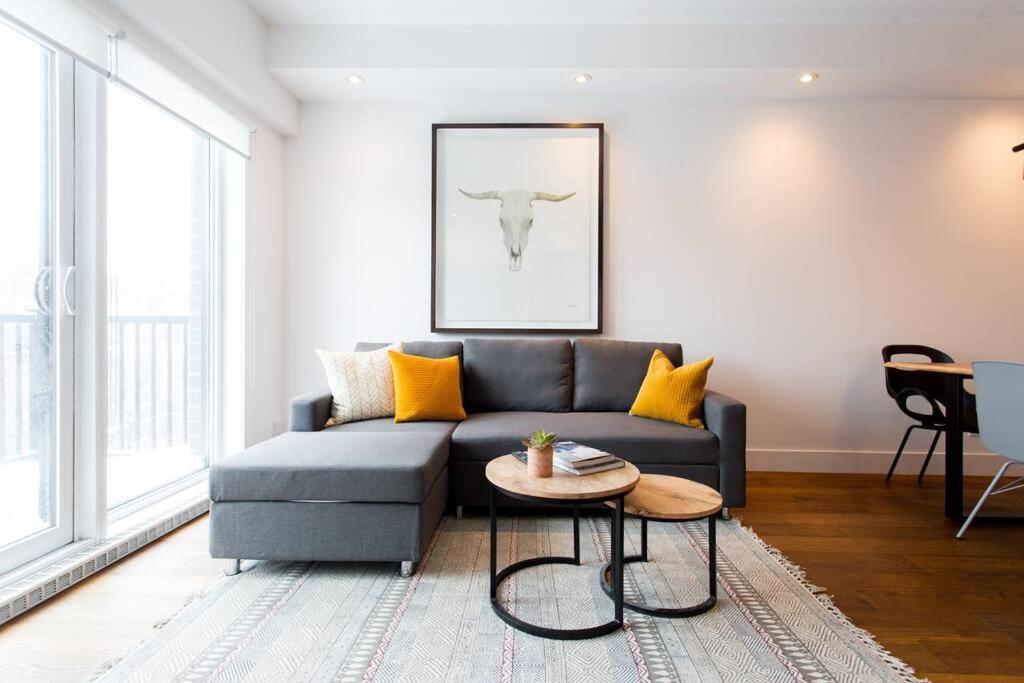 Sleek Condo In The Heart Of Little Italy By Den Stays มอนทรีอัล ภายนอก รูปภาพ