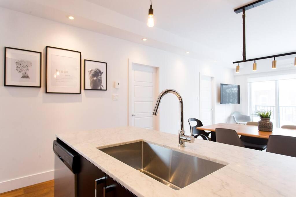 Sleek Condo In The Heart Of Little Italy By Den Stays มอนทรีอัล ภายนอก รูปภาพ