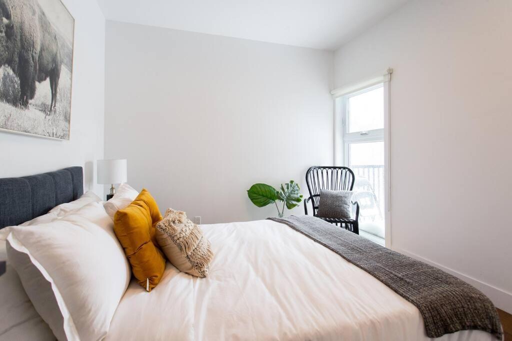 Sleek Condo In The Heart Of Little Italy By Den Stays มอนทรีอัล ภายนอก รูปภาพ