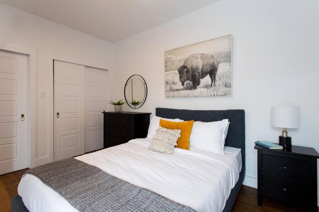 Sleek Condo In The Heart Of Little Italy By Den Stays มอนทรีอัล ภายนอก รูปภาพ