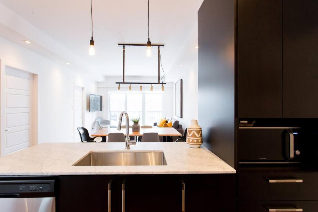 Sleek Condo In The Heart Of Little Italy By Den Stays มอนทรีอัล ภายนอก รูปภาพ